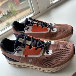 Women’s 8.5 On Cloudstratus LIKE NEW